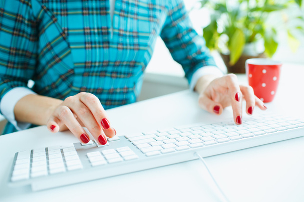 Γυναίκα υπάλληλος γραφείου δακτυλογράφηση στο πληκτρολόγιο - Φωτογραφία, εικόνα