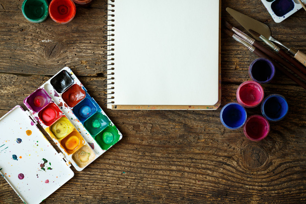 Zestaw do malowania: pędzle, farby, papier, farba akwarela, akryl  - Zdjęcie, obraz