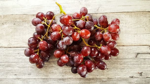 Свежий виноград на деревянном столе
 - Фото, изображение