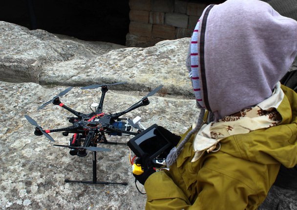 Menina lança um hexacopter
 - Foto, Imagem