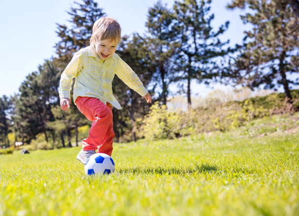 Мальчик играет в футбол
  - Фото, изображение