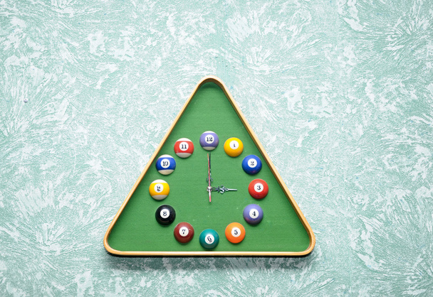Zegar ścienny w Snookerze hall w rama trójkąt - Zdjęcie, obraz