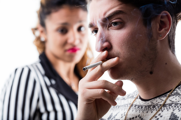 hombre fumador y mujer decepción
 - Foto, Imagen