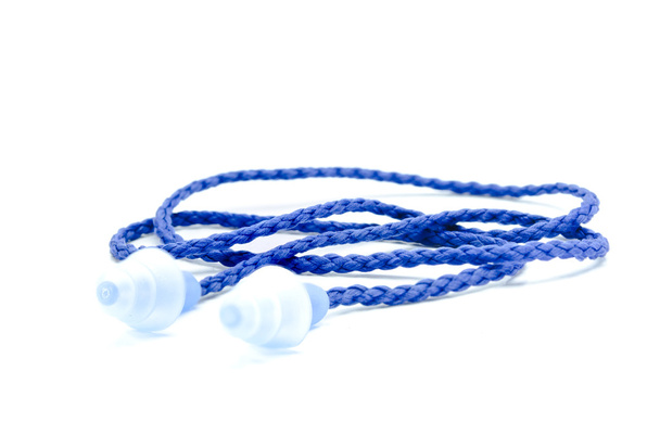 Tampões de ouvido azuis com uma corda no fundo branco
. - Foto, Imagem