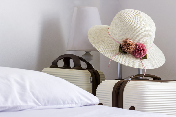 Шляпа и багаж в спальне
 - Фото, изображение
