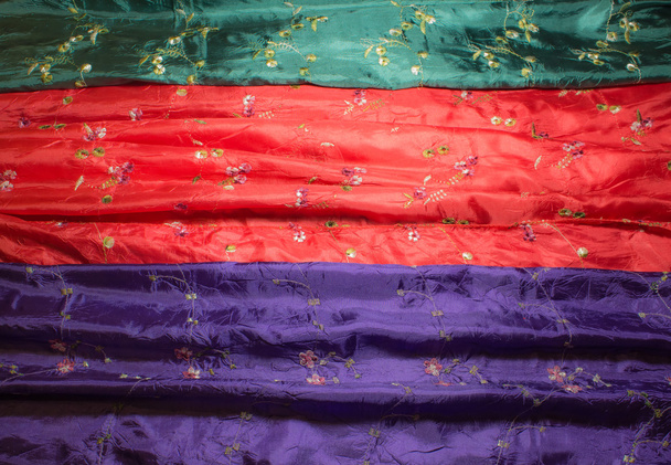 絹のスカーフのクローズ アップの異なる色とテクスチャ - 写真・画像