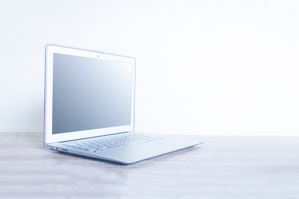 Computer-Laptop auf Holztisch mit weichem Hintergrund - Foto, Bild