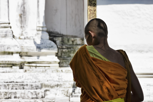 Thaiföld, Chiang Mai, Prathat Doi Suthep buddhista templom, a fiatal buddhista szerzetes - Fotó, kép