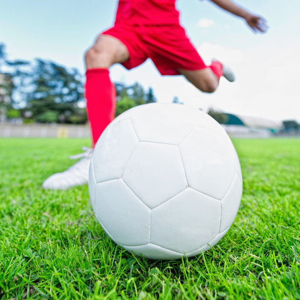Ποδοσφαιριστής κλωτσάει μπάλα - Φωτογραφία, εικόνα