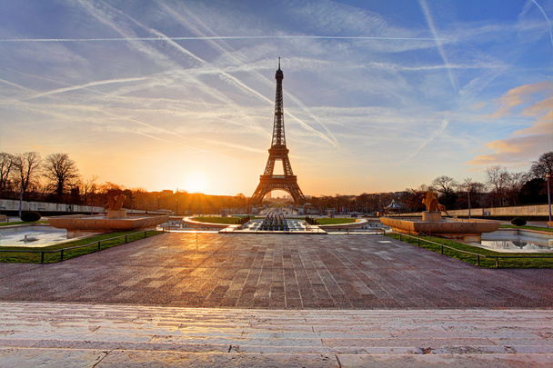Salida del sol en París, con la Torre Eiffel
 - Foto, Imagen
