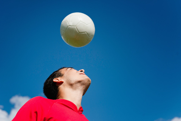 Skaczące piłki nożnej gracz - Zdjęcie, obraz