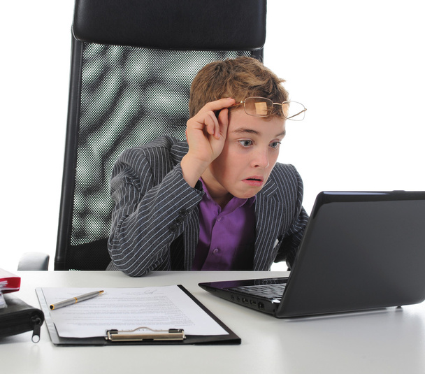 Young businessman using a laptop - Foto, Bild