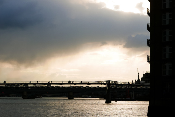 Séta a levegőben - londoni millenniumi-hídtól sziluett - Fotó, kép