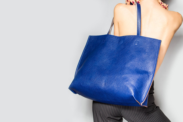 Fashion model with bag. posing in the studio - Photo, Image