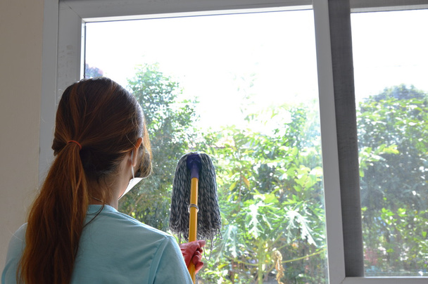 Азиатка вытирает стеклянную дверь толпой
 - Фото, изображение