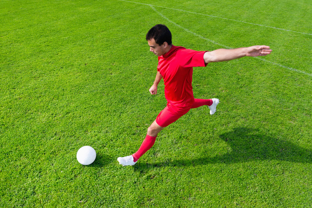 Jugador de fútbol pateando la pelota
 - Foto, Imagen