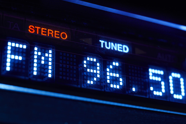 Fm ラジオ チューナーが表示されます。調整されたステレオのデジタル周波数駅 - 写真・画像