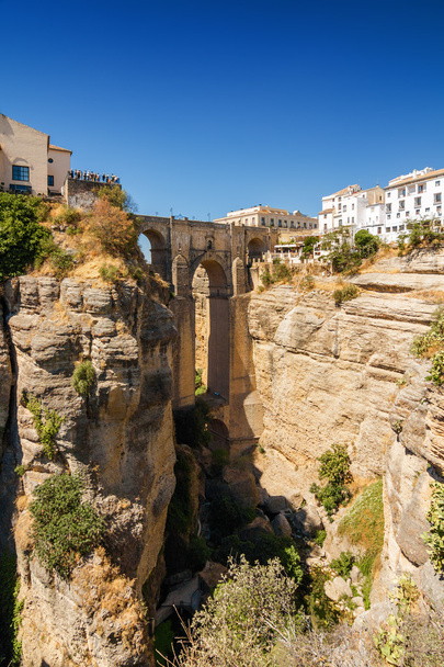 Puente Nuevo y edificios en la ladera del barranco del Tajo en Ronda, provincia de Málaga, España
. - Foto, Imagen