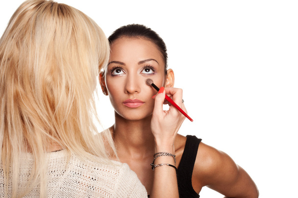 καλλιτέχνης μακιγιάζ εφαρμογή μακιγιάζ για το μοντέλο της - Φωτογραφία, εικόνα