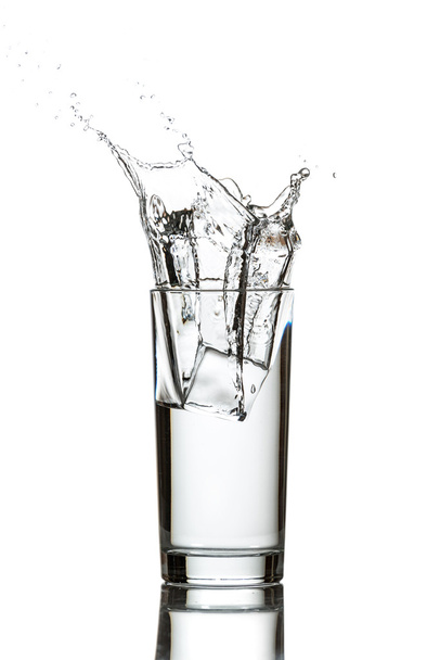 Склянка води з кубиками льоду
 - Фото, зображення