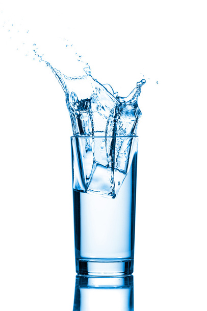 sklenice vody s kostkami ledu - Fotografie, Obrázek