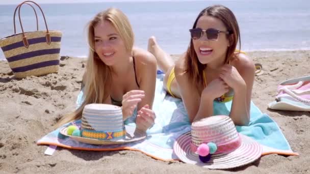 γυναίκες στο μπικίνι που απολαμβάνουν την παραλία - Πλάνα, βίντεο