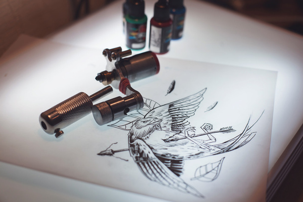 Tattoo apparatuur en scetch - Foto, afbeelding