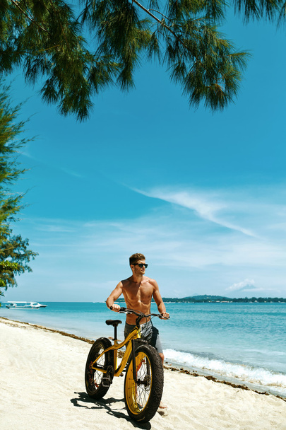 Man Riding Sand Bicycle On Beach. Summer Sport Activity - Foto, Imagem
