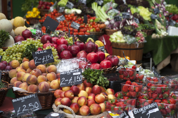 Gyümölcs- és zöldségfélék a termelői piacon - Fotó, kép