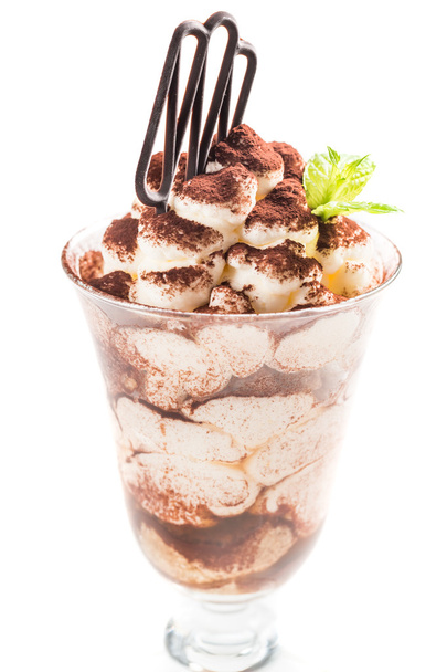 Eis-Tiramisu mit Schokolade auf weißem Hintergrund - Foto, Bild