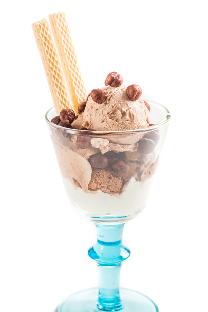 Hazelnut ice cream with cookies on a white background - Foto, Bild