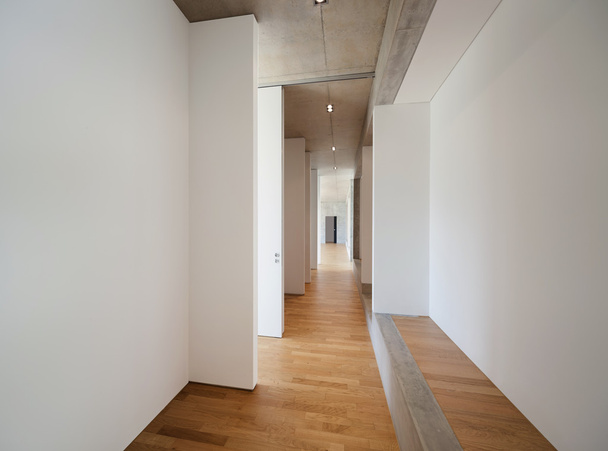 pusty korytarz nowoczesnego budynku - Zdjęcie, obraz