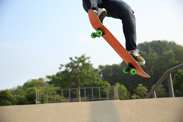 young woman skateboarder - Foto, immagini