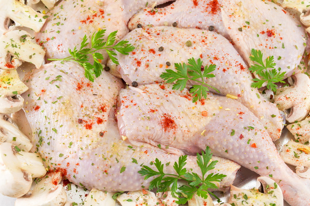 Raw chicken wings covered with spices for cooking - Foto, immagini