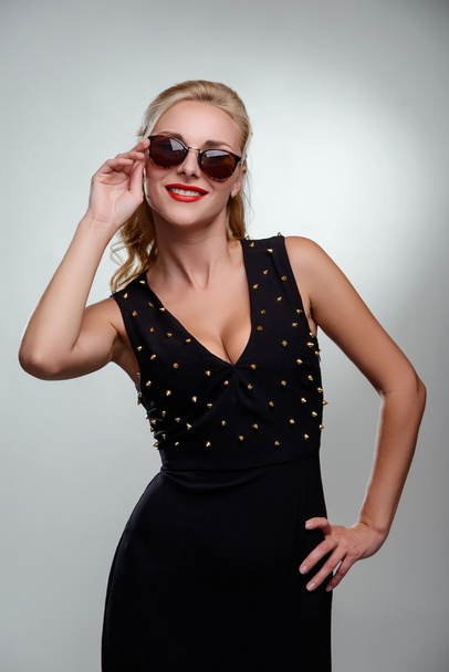 Cool young lady wears sunglasses - Фото, изображение