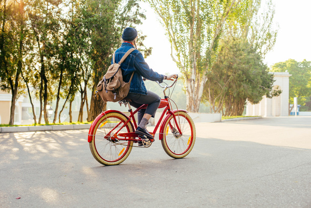 naisten ratsastus polkupyörä
 - Valokuva, kuva
