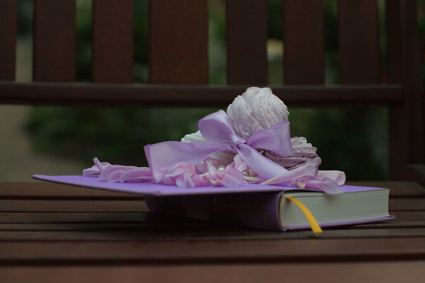 Солодощі та читання. Фіолетовий декоративний набір на текстурі дерева
. - Фото, зображення