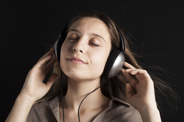Nuori nainen kuuntelee musiikkia
 - Valokuva, kuva
