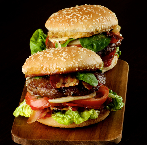 Twee lekkere Hamburgers - Foto, afbeelding