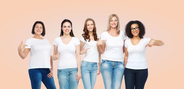 group of happy different women in white t-shirts - Foto, Bild