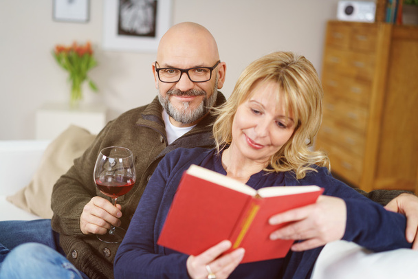 Feliz pareja madura leyendo y bebiendo vino
 - Foto, imagen