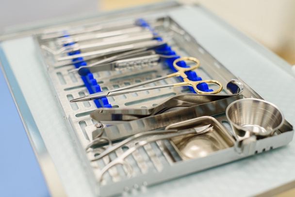 оборудование стоматологической клиники на металлической пластине
 - Фото, изображение