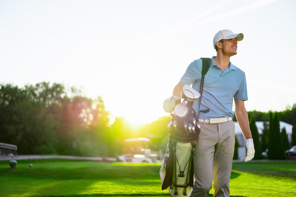 Bir golf çantası ile genç adam - Fotoğraf, Görsel