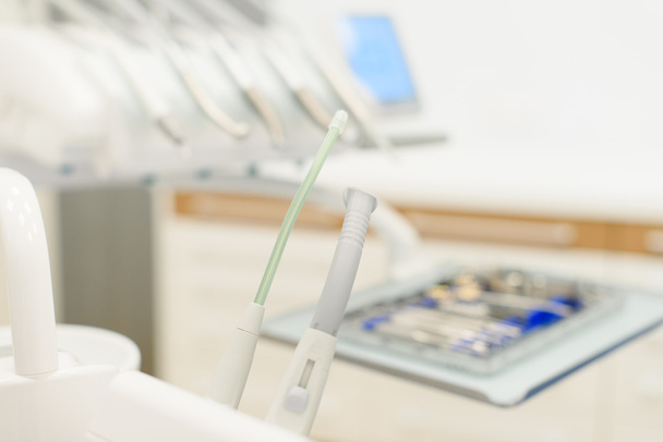 Equipamentos e instrumentos odontológicos em consultório de dentistas
 - Foto, Imagem