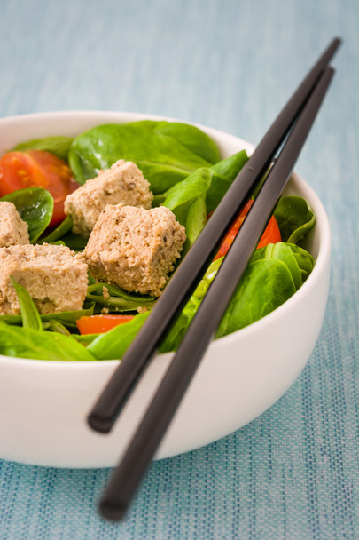 Vegan tofu salade met tomaten en veldsla - Foto, afbeelding