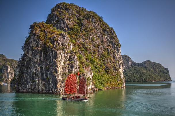 Традиционные корабли, плавающие в заливе Халонг, Вьетнам - Фото, изображение