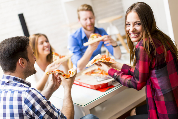 Przyjaciele jedzący pizzę - Zdjęcie, obraz