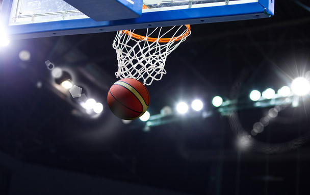 koszykówka przechodzi przez obręcz na arenie sportowej - Zdjęcie, obraz