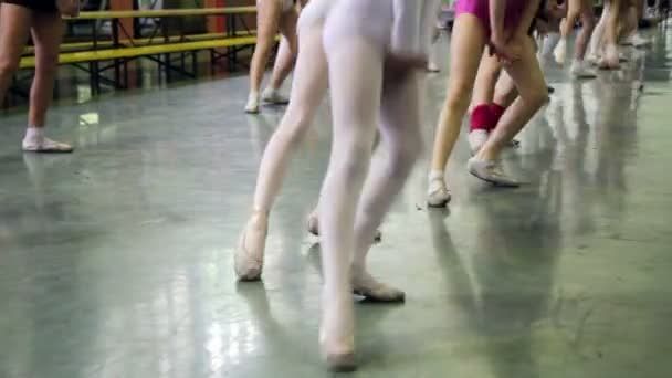 Szkoła tańca, dziewczyny, którzy próbują choreografia baletu - Materiał filmowy, wideo