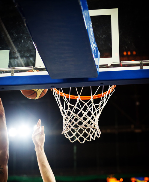 баскетбол проходит через обруч на спортивной арене - Фото, изображение